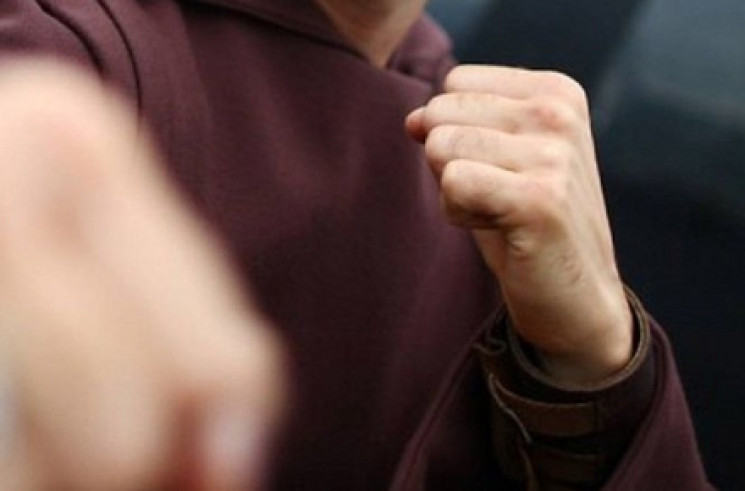 Вінничанина вдома побив і пограбував нез…