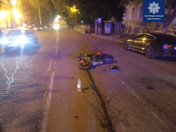Ночью в Одессе водитель на мотоцикле без…