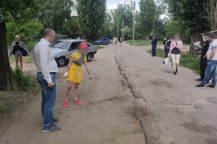 На Луганщине пожилая женщина на улице уд…