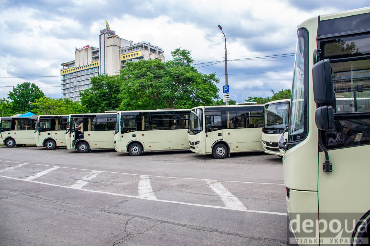 В Херсон прибыли первые 10 новых автобус…