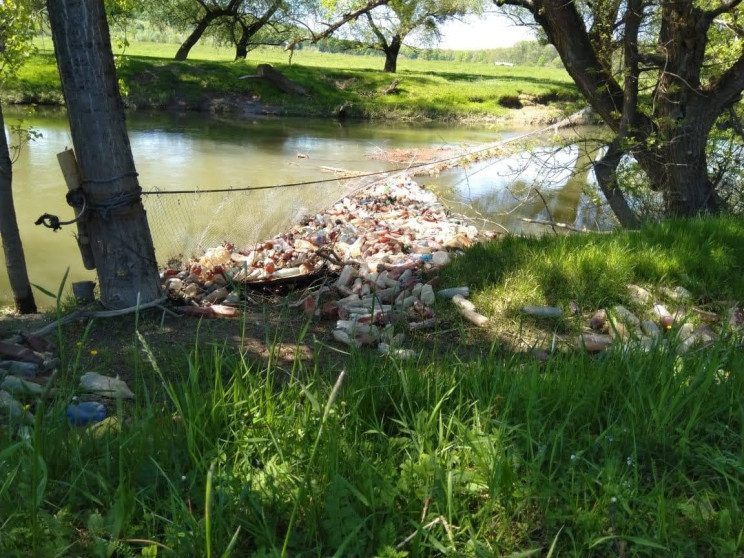На Берегівщині сміття у водоймах виловлю…