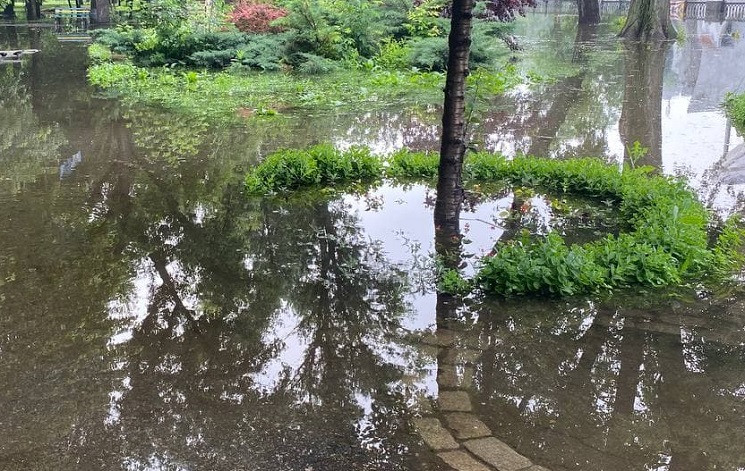 У Дніпрі знову затопило парк Глоби…