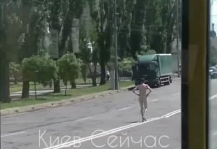 У Києві на Троєщині голий чоловік гуляв…
