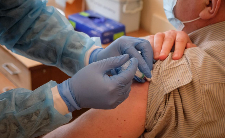 Фінляндія вакцинуватиме українських заро…