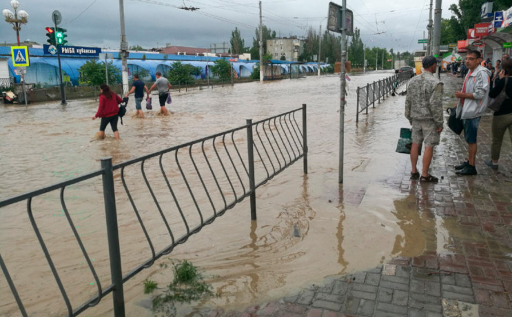 Керч затопило після зливи: На півострові…