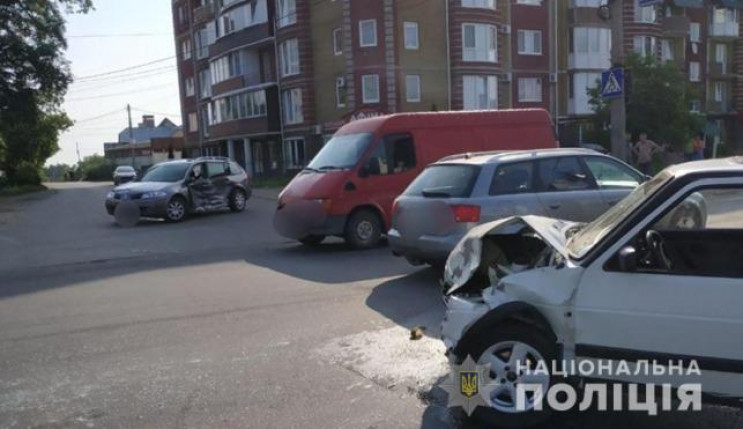 У Чернівцях Renault та Volkswagen не под…