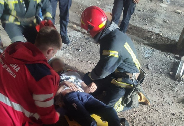 У Києві хлопчик впав з висоти на будівни…