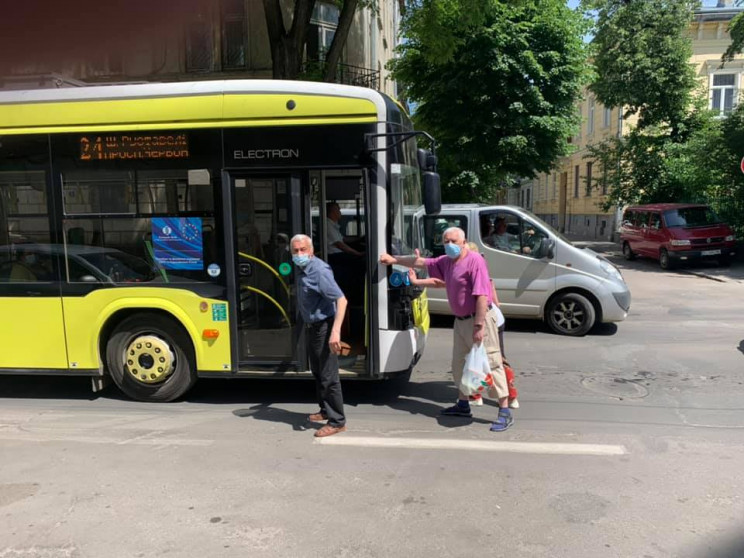 У Львові пенсіонери штовхали тролейбус,…