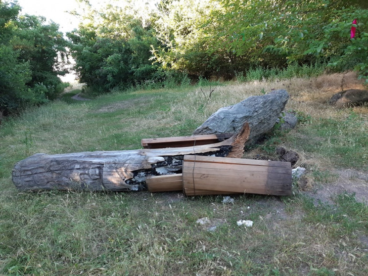 На Дніпропетровщині вандали зруйнували с…