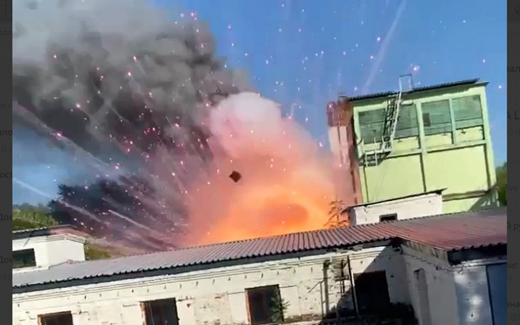 Унікальне відео: Пожежу на складі піроте…