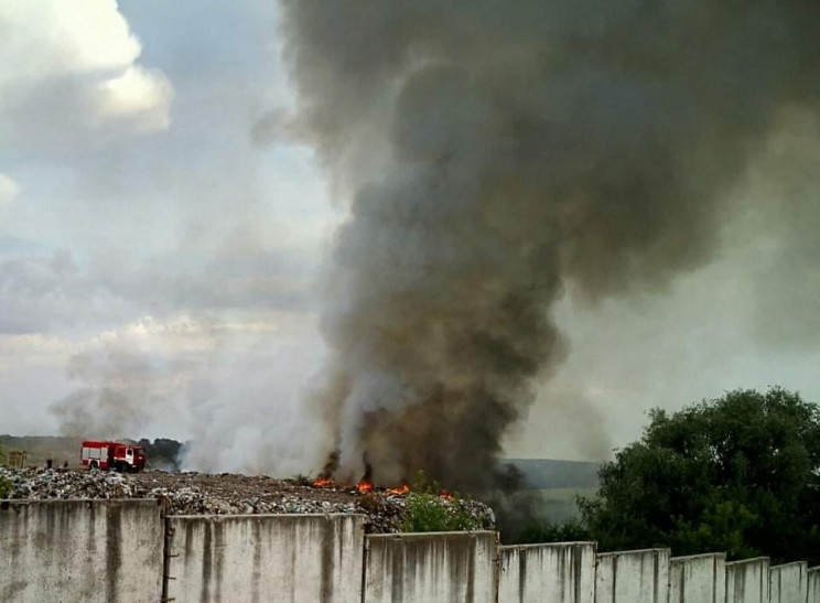 Під Харковом горить сміттєзвалище, - деп…