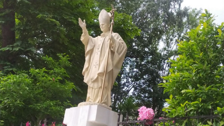 В Трускавце восстановили памятник Папе И…