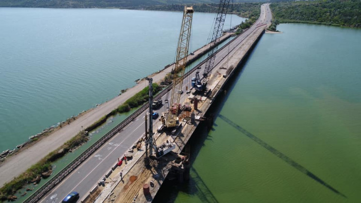 Дорожники ремонтируют мост через Хаджибе…