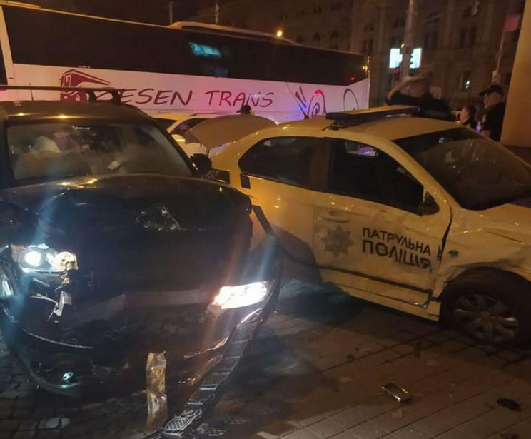 У Львові Jeep протаранив автомобіль полі…