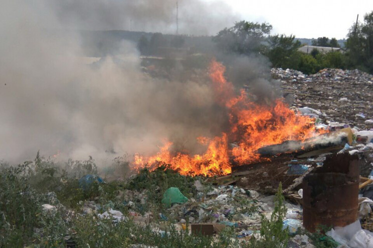 Масштабный пожар на свалке под Харьковом…
