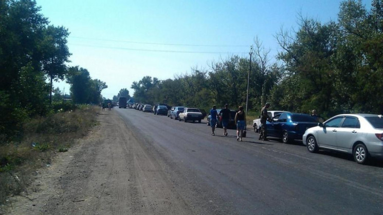 В "ДНР" автомобили выстраиваются в огром…