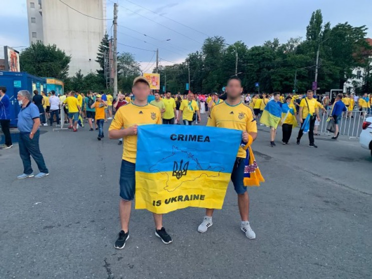 Українських уболівальників з прапором "К…