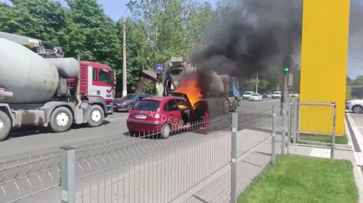 В Одесі посеред дороги загорівся автомоб…