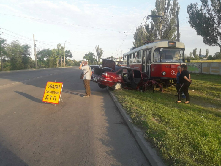 В Мариуполе авто, которое тянули на букс…