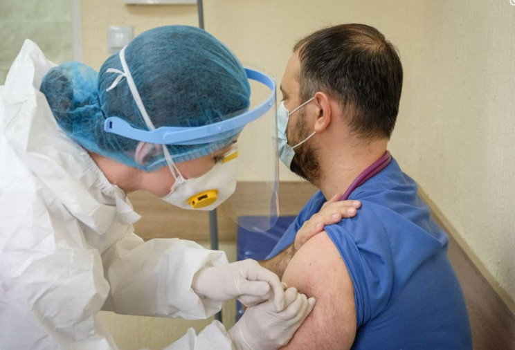 Новий рекорд вакцинації: За добу в Украї…