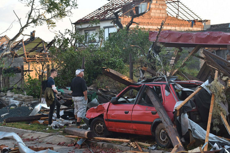 Страшные последствия торнадо в Чехии: Фо…