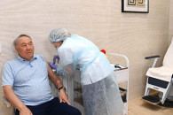 Назарбаев вакцинировался от COVID-19 "Сп…
