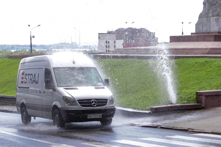 В центре Днипра возник фонтан: Вода льет…
