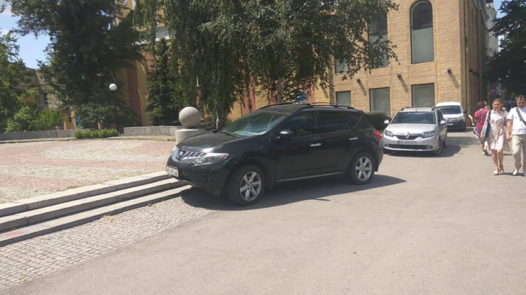 У центрі Дніпра автохам припаркував авті…
