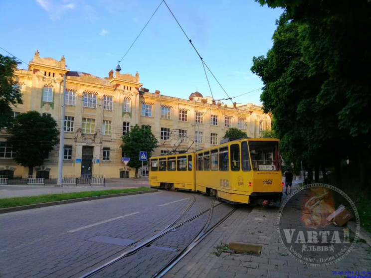 У Львові трамвай вилетів з рейок на трот…