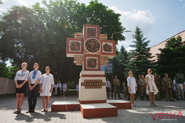 В Виннице открыли памятник Героям-медика…