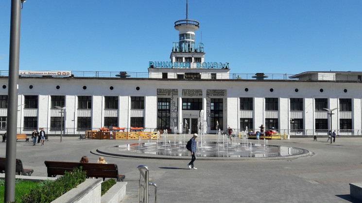 У будівлі Київрічвокзалу відкриють Амери…