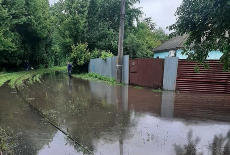 У Дніпрі після зливи затопило житлові ма…