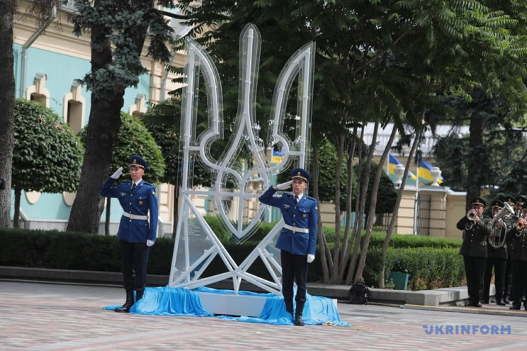 У Києві біля Ради встановили пам'ятник з…