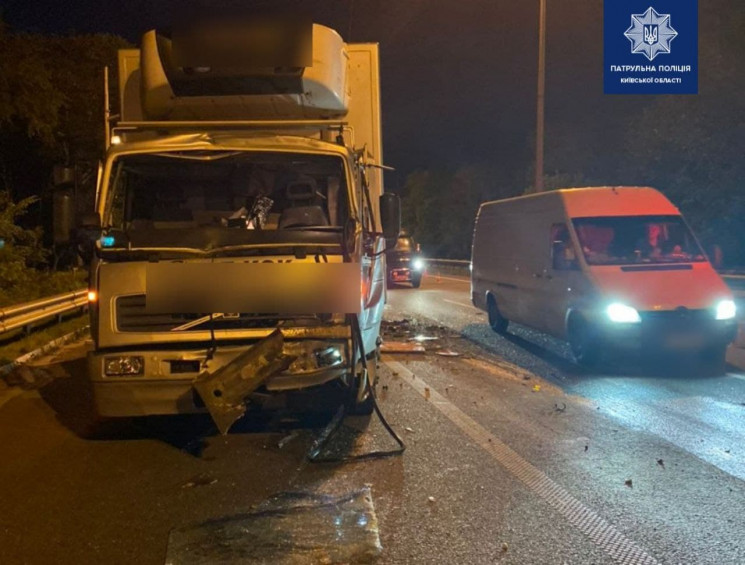 Під Києвом вантажівка в'їхала  в автобус…