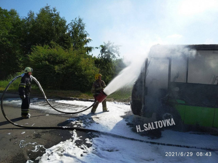 У Харкові вщент згорів маршрутний автобу…