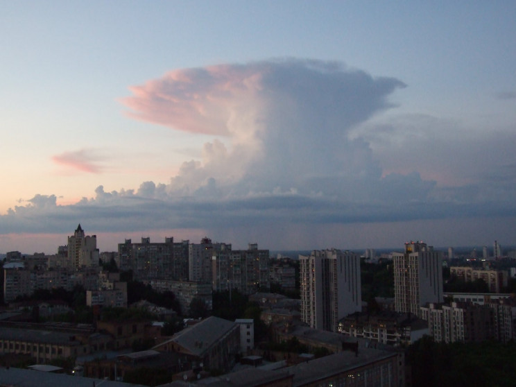 У Києві спостерігали незвичне атмосферне…
