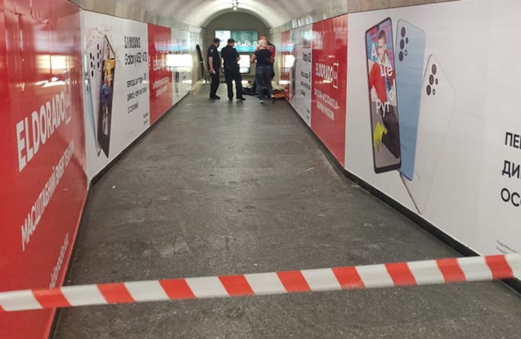 В киевском метро умер курьер доставки ед…