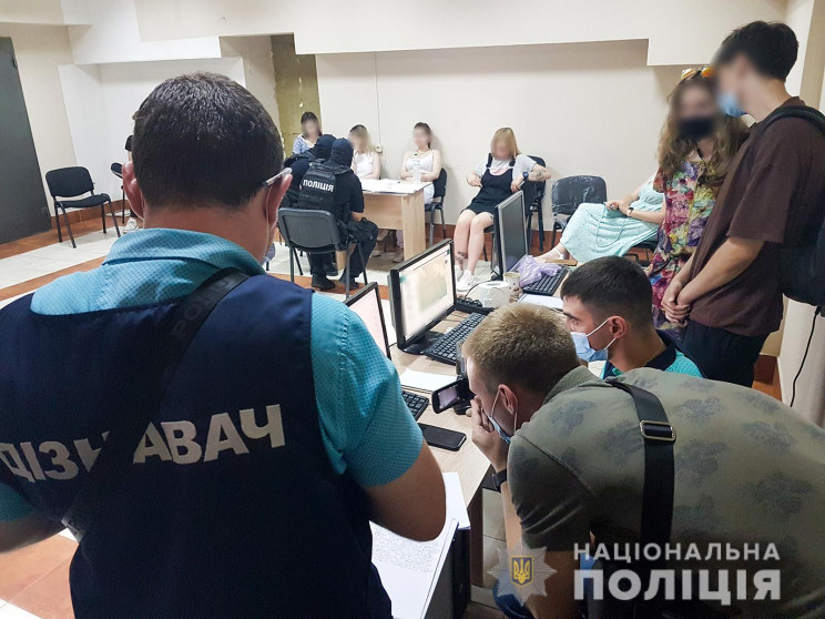 Видавали себе за слідчих та працівників…