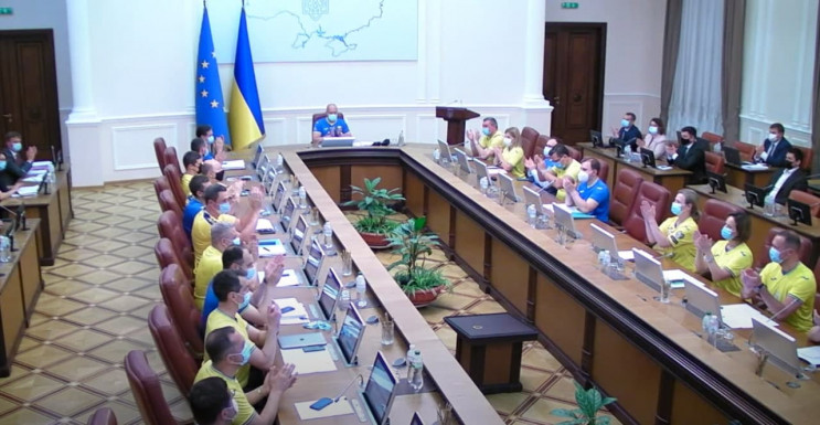 Уряд провів засідання у формі збірної Ук…