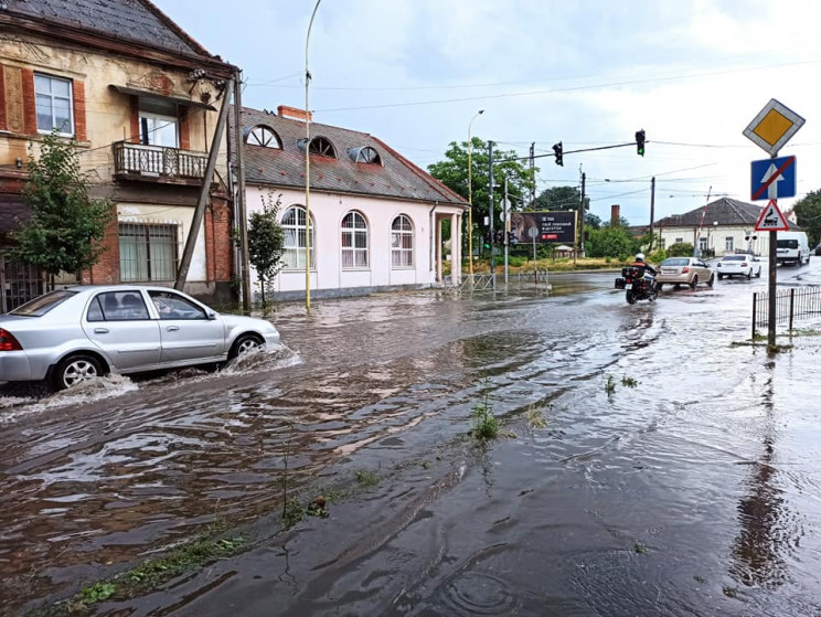 В Ужгороді знову затопило дорогу…