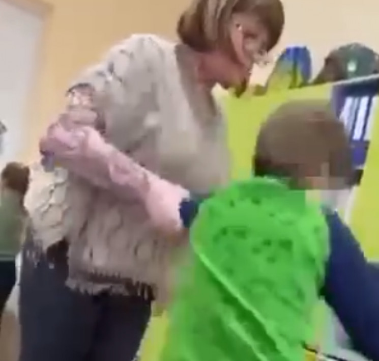 В Киеве выгнали с работы учительницу, ко…