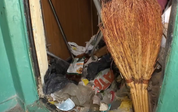 Киянин перетворив свою квартиру на смітн…