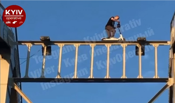 У Києві підлітки каталися на самокаті на…