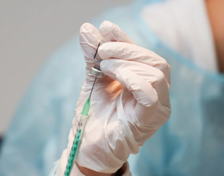 В Венгрии стартовала COVID-вакцинация ук…
