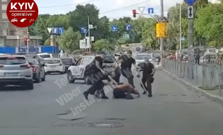 У Києві напівголий чоловік кидався з нож…