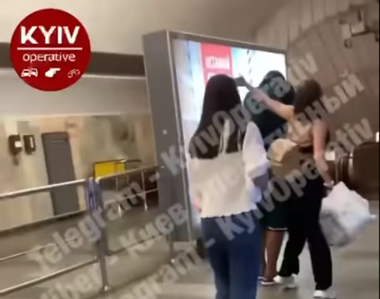 У Києві в метро дівчина побила чоловіка,…