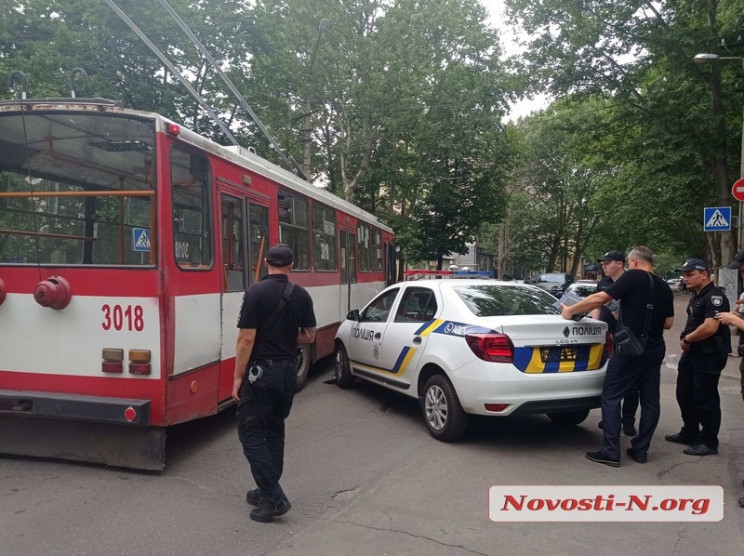 У Миколаєві автівка поліцейських зіткнул…