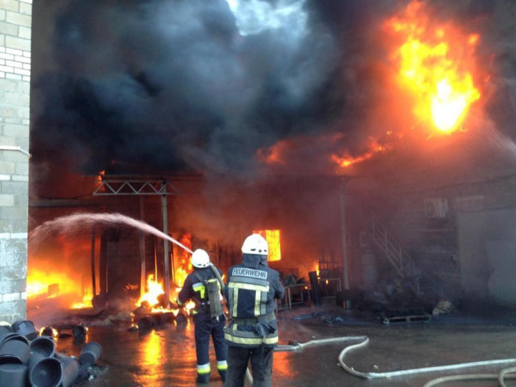 Появилось видео тушения пожара на заводе…