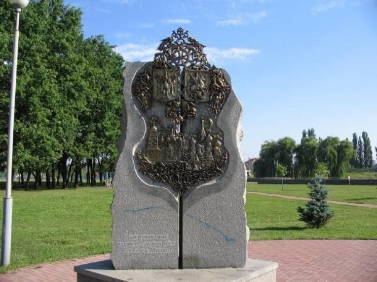 У Києві демонтують пам’ятний знак на чес…