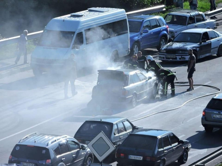 У Хмельницькому посеред дороги горів авт…